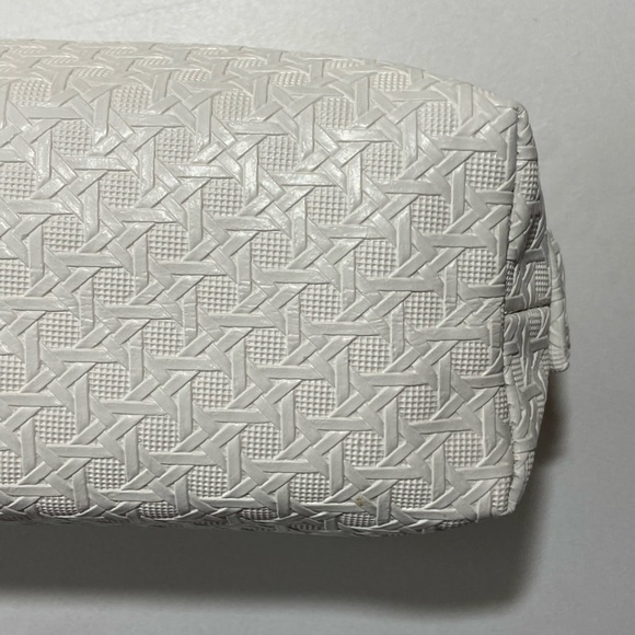 NWT Tory Burch White Basketweave Cosmetic Case Bag Gold Signature Hardware - Picture 9 of 16